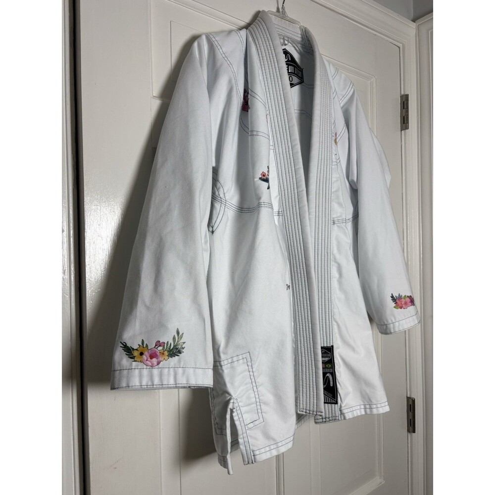 Ultimate Jiu-Jitsu Ultimate Fight Gear White w/Pink Flowers Jacket Size A0 - Picture 3 of 7